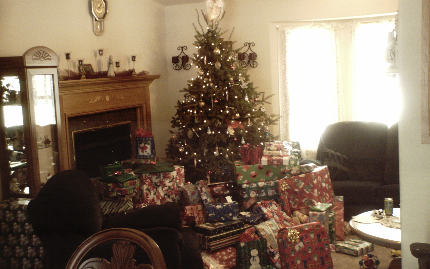 Много подарков под новогодней елкои