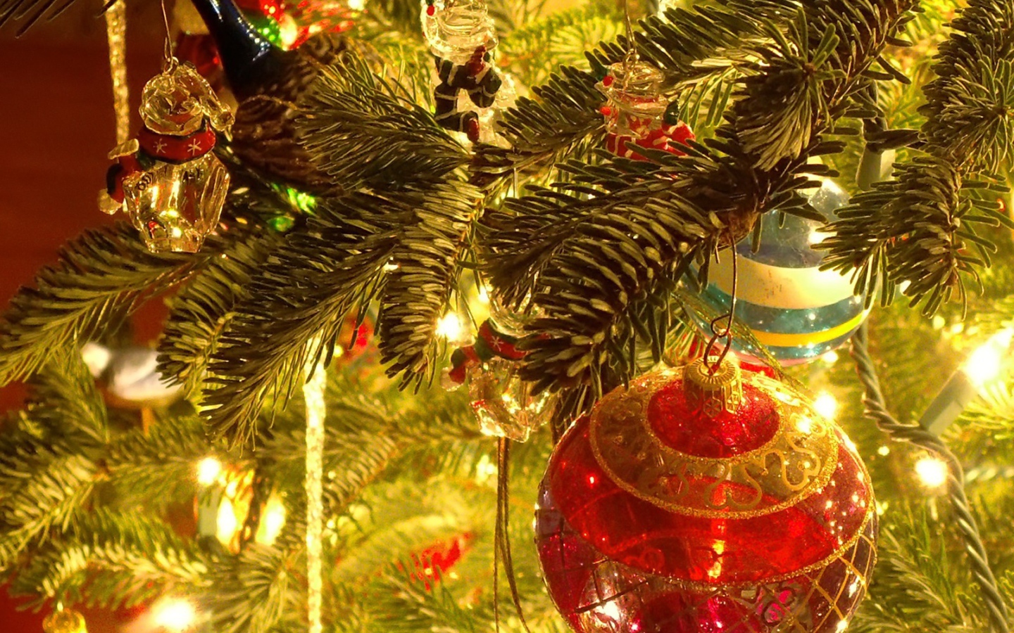 Пушистая елка на Новый 2014 Год лошади