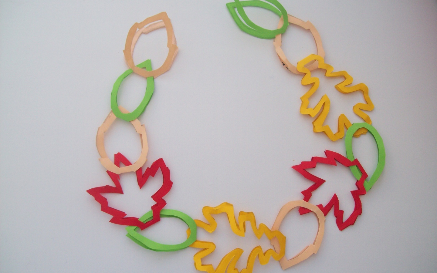 Гирлянда из осенних листьев