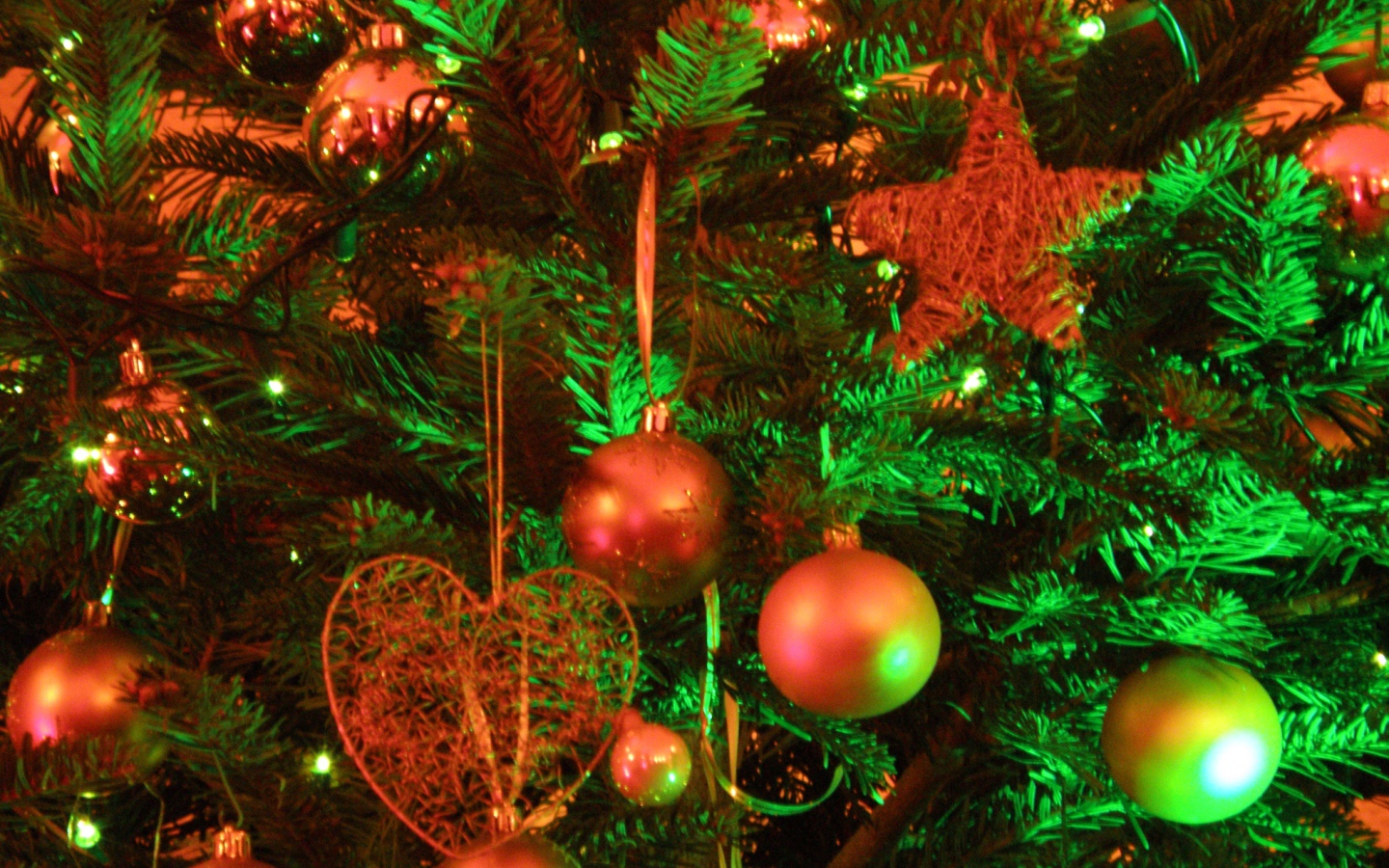 Новогодняя елка в зеленых светах