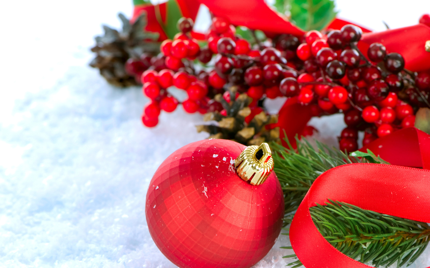 Красные ёлочные украшения на снегу