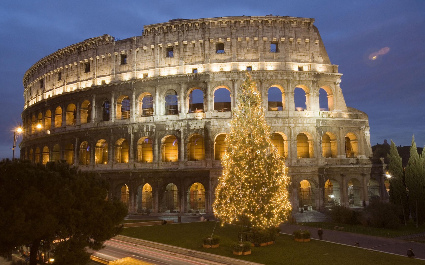 Коллизей украшен на Новый год