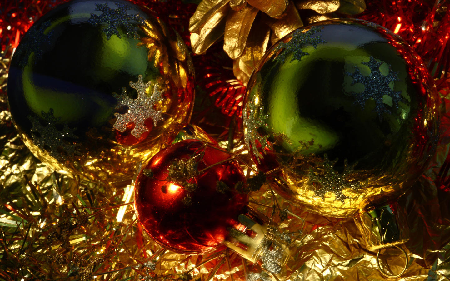 Сияющие ёлочные игрушки