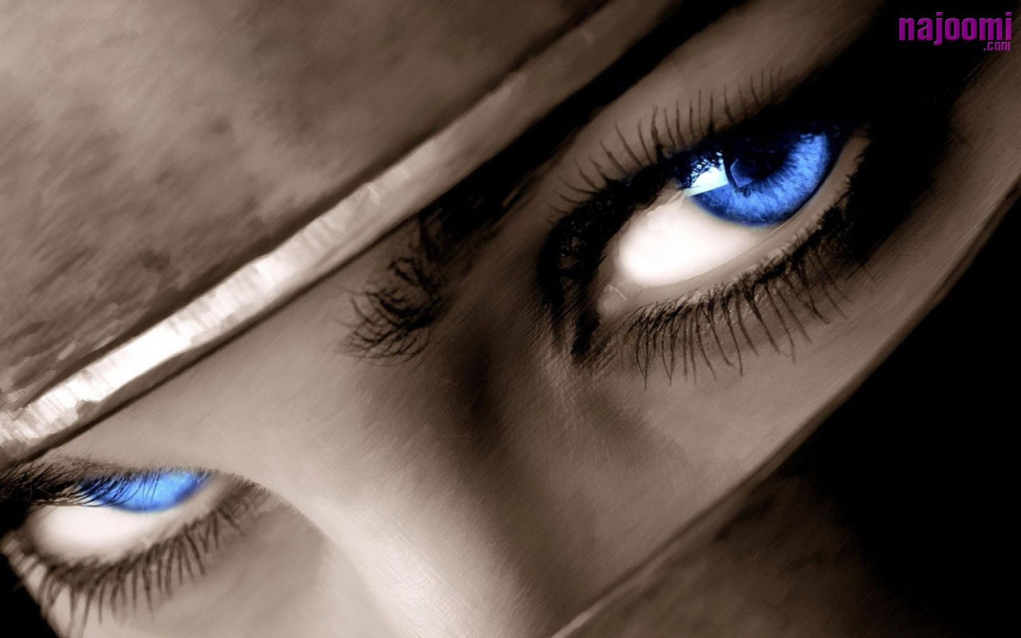 Черные брови и синие глаза