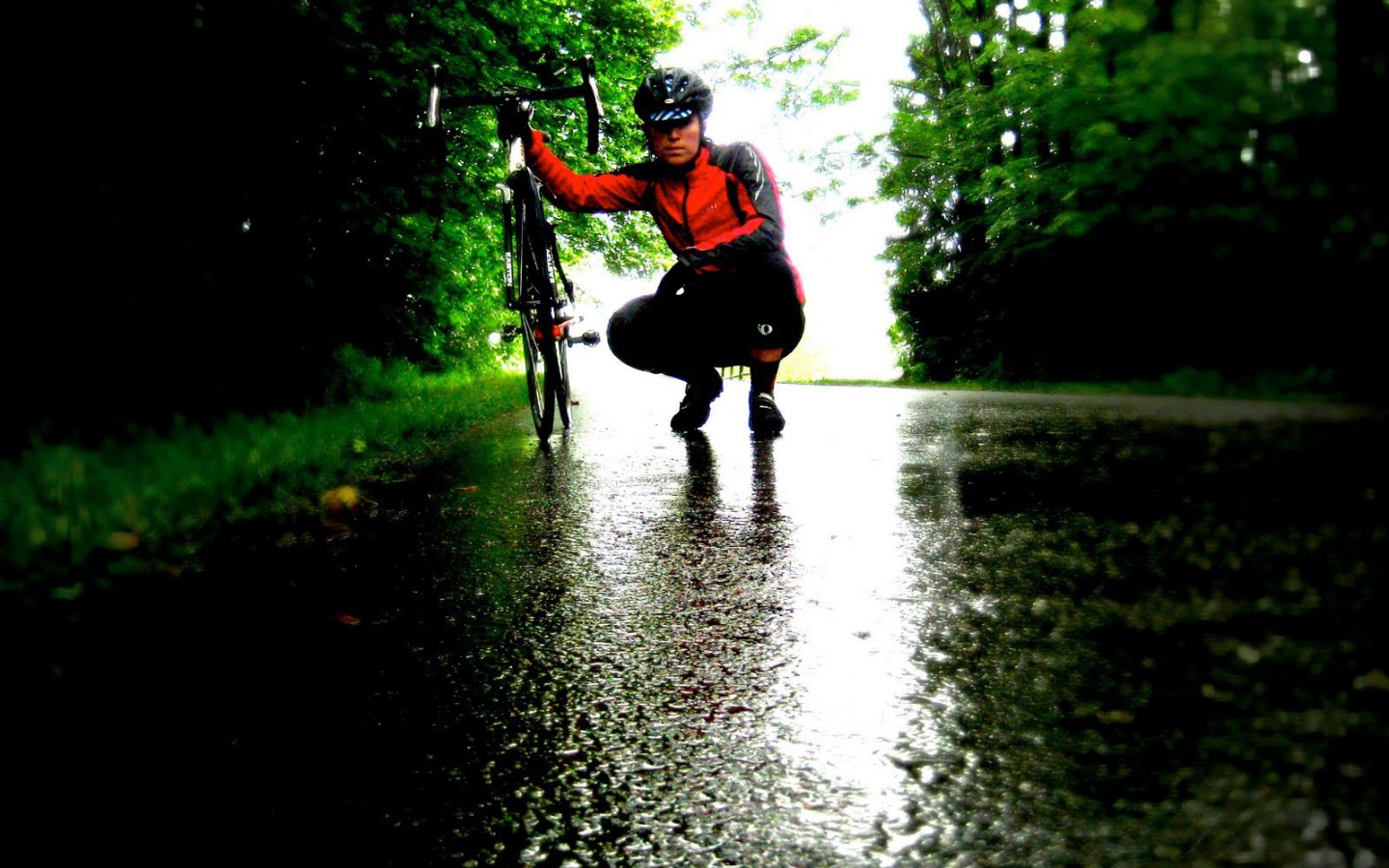 Велосипедист на мокрой дороге