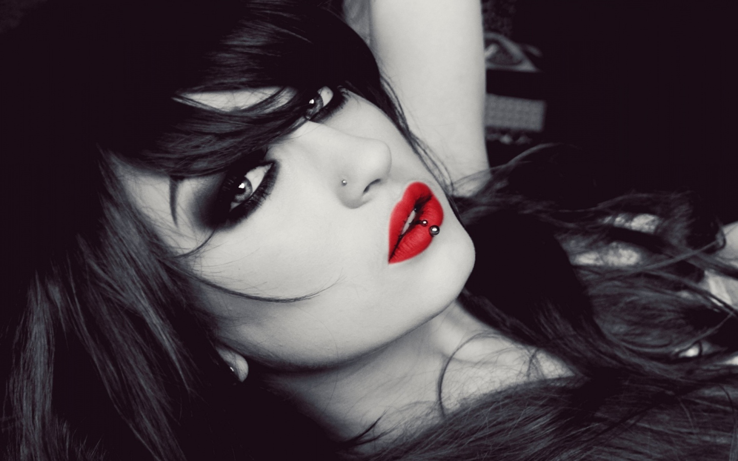 Красивая девушка брюнетка с пирсингом в носу и губе