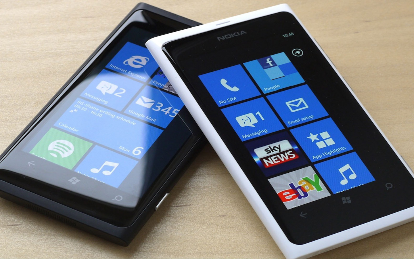 Чёрная и белая Nokia Lumia 800
