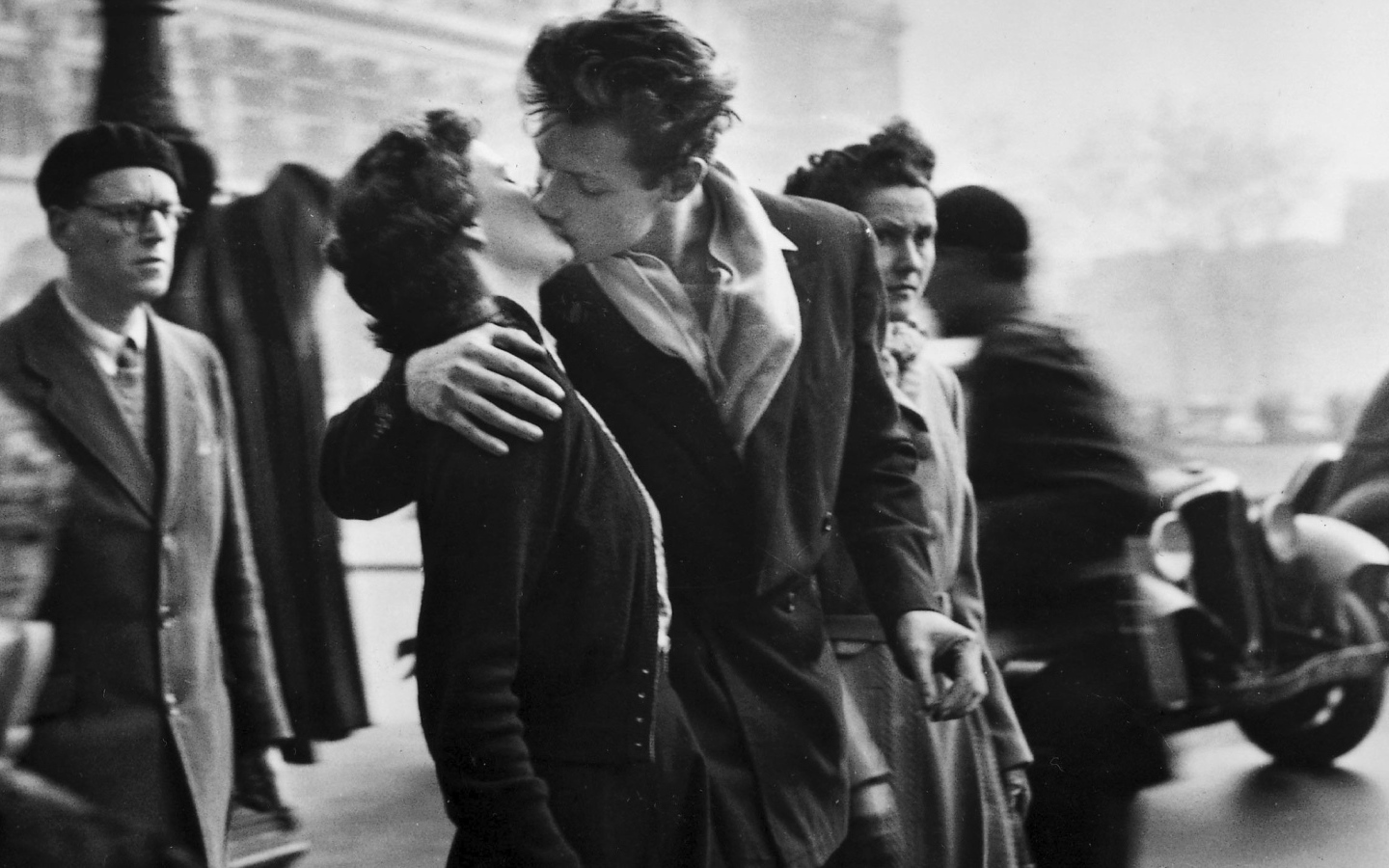 Черно-белая фотография влюбленных в Париже