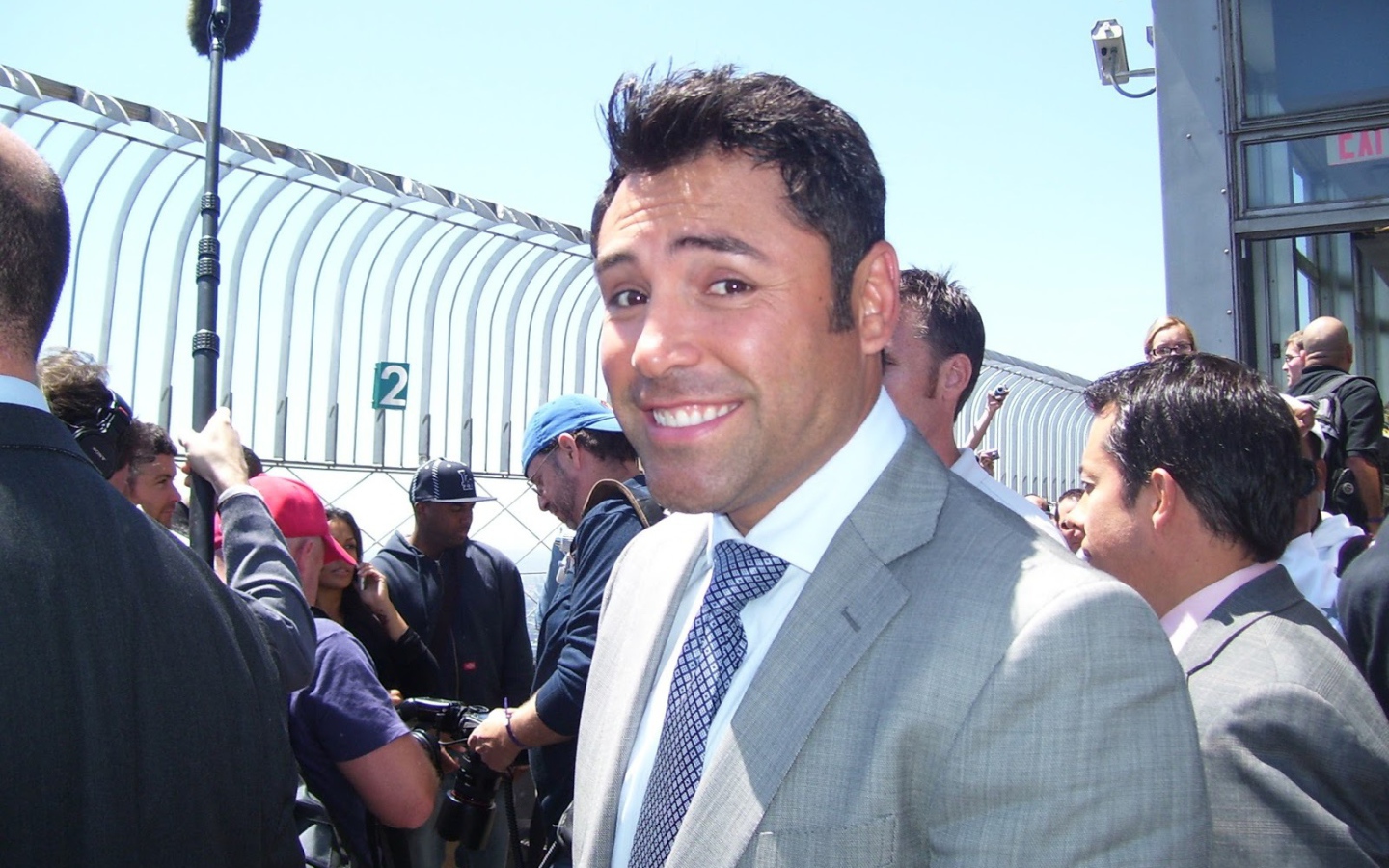 Боксер Оскар Дела Хойя в серебряном костюме