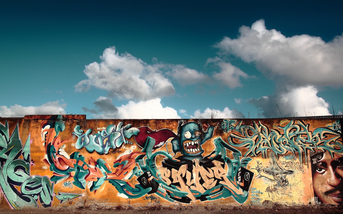 Яркое граффити на фоне неба