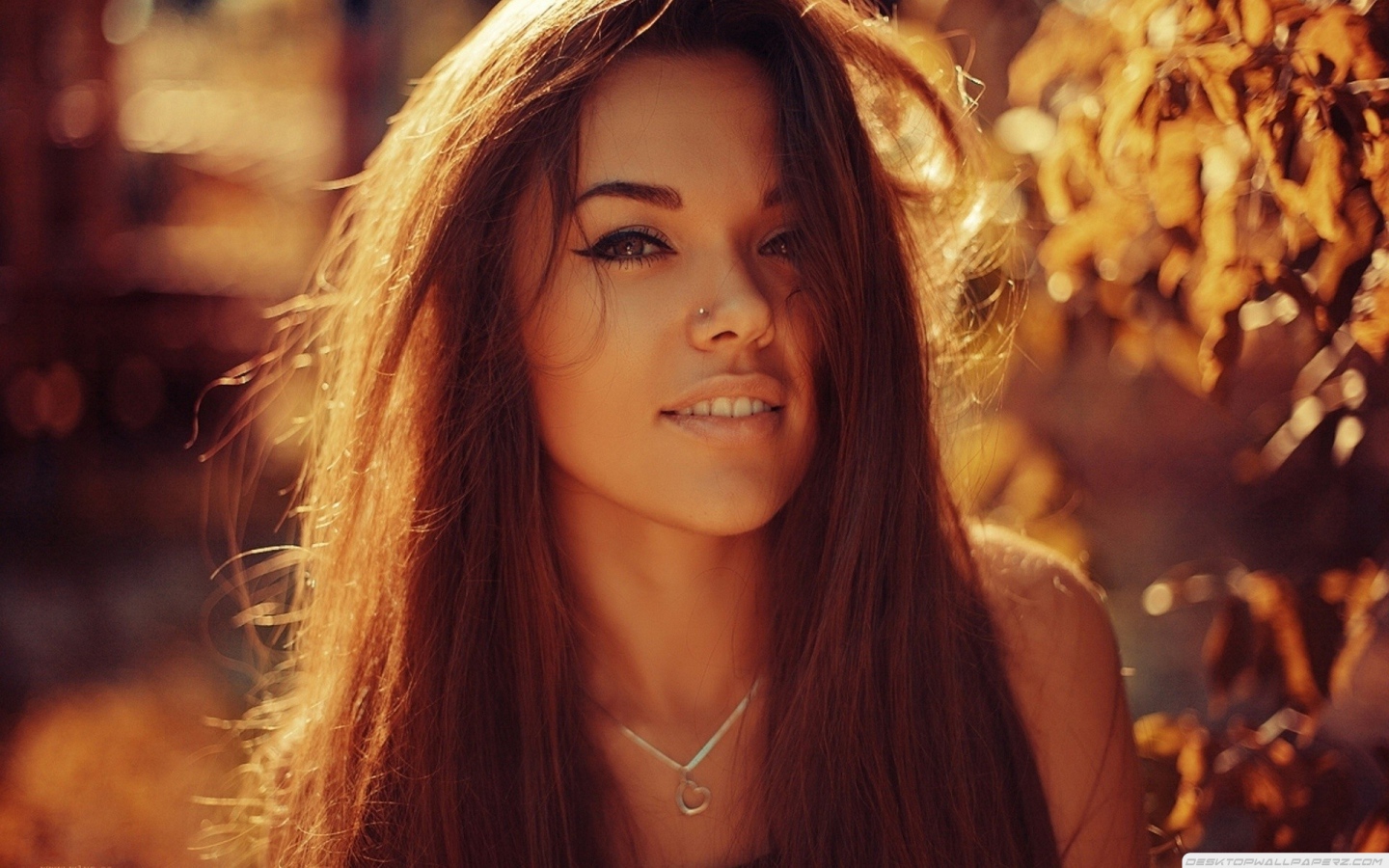 Девушка шатенка с пирсингом в носу