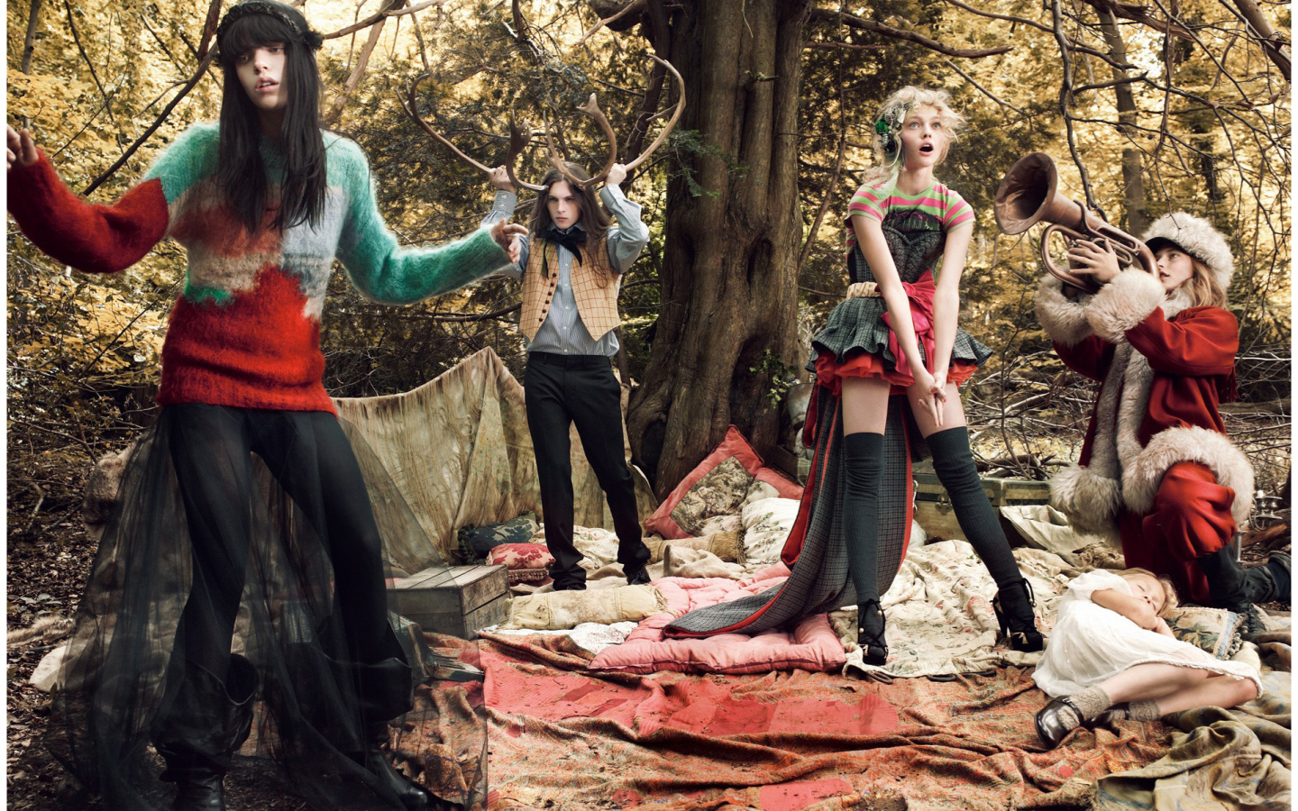 Креативная фотография людей в лесу