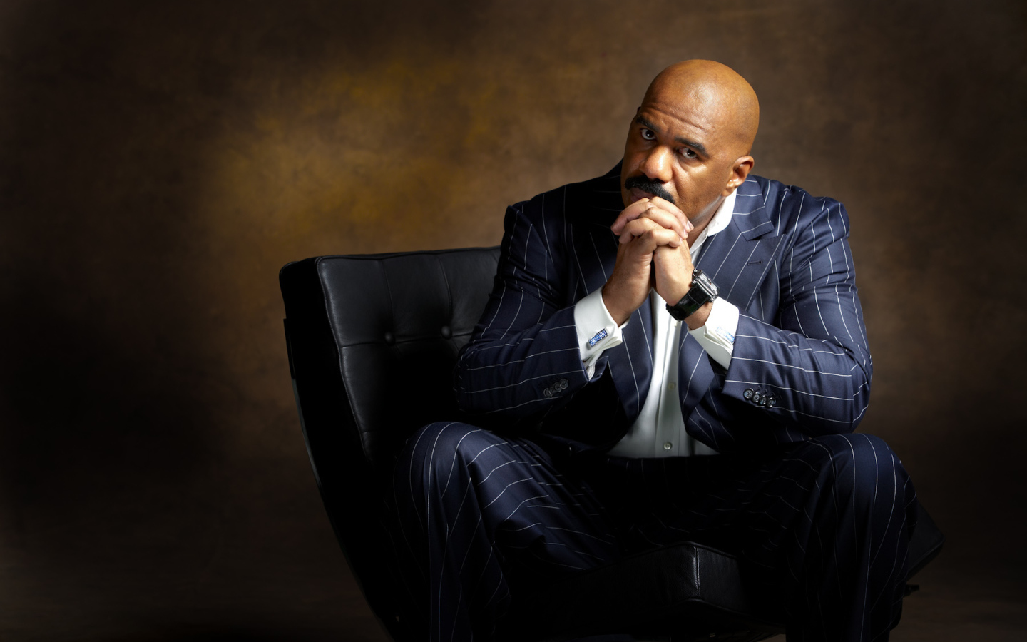 Эвандер Холифилд в синем костюме