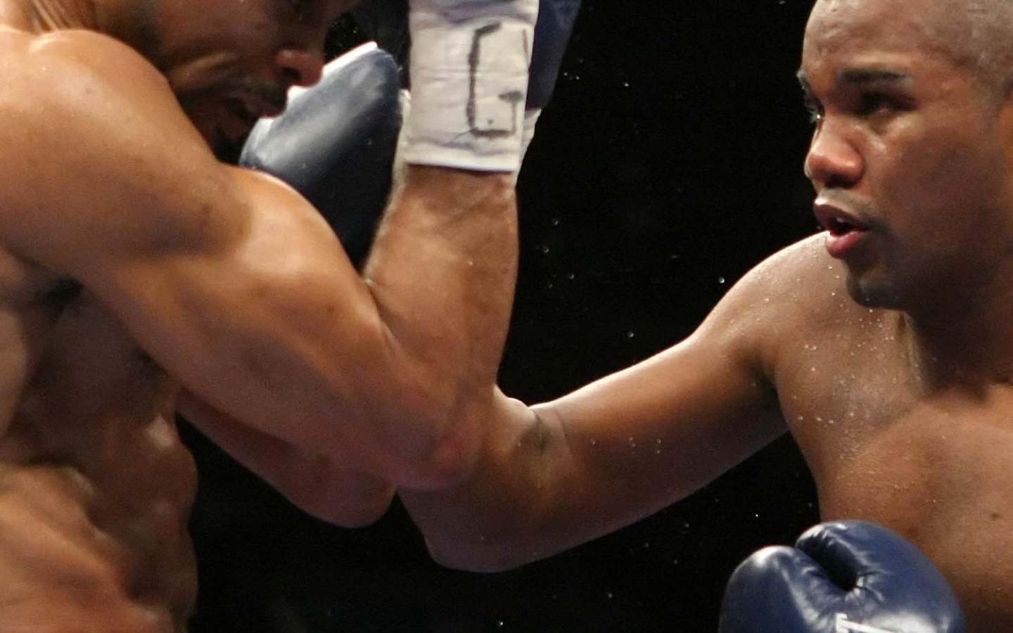 Известный боксер Феликс Тринидад выполняя апперкот