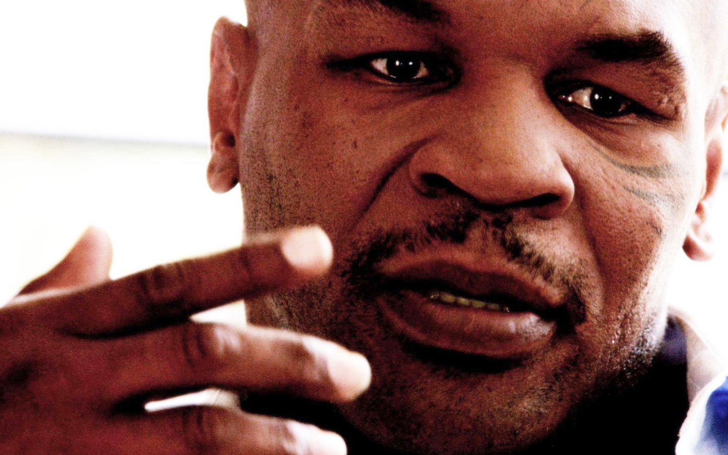 Известный боксер Майк Тайсон крупным планом