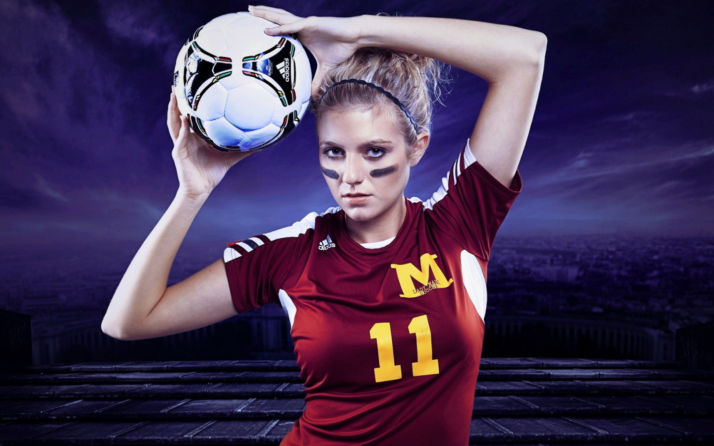 Футболистка со светлыми волосами