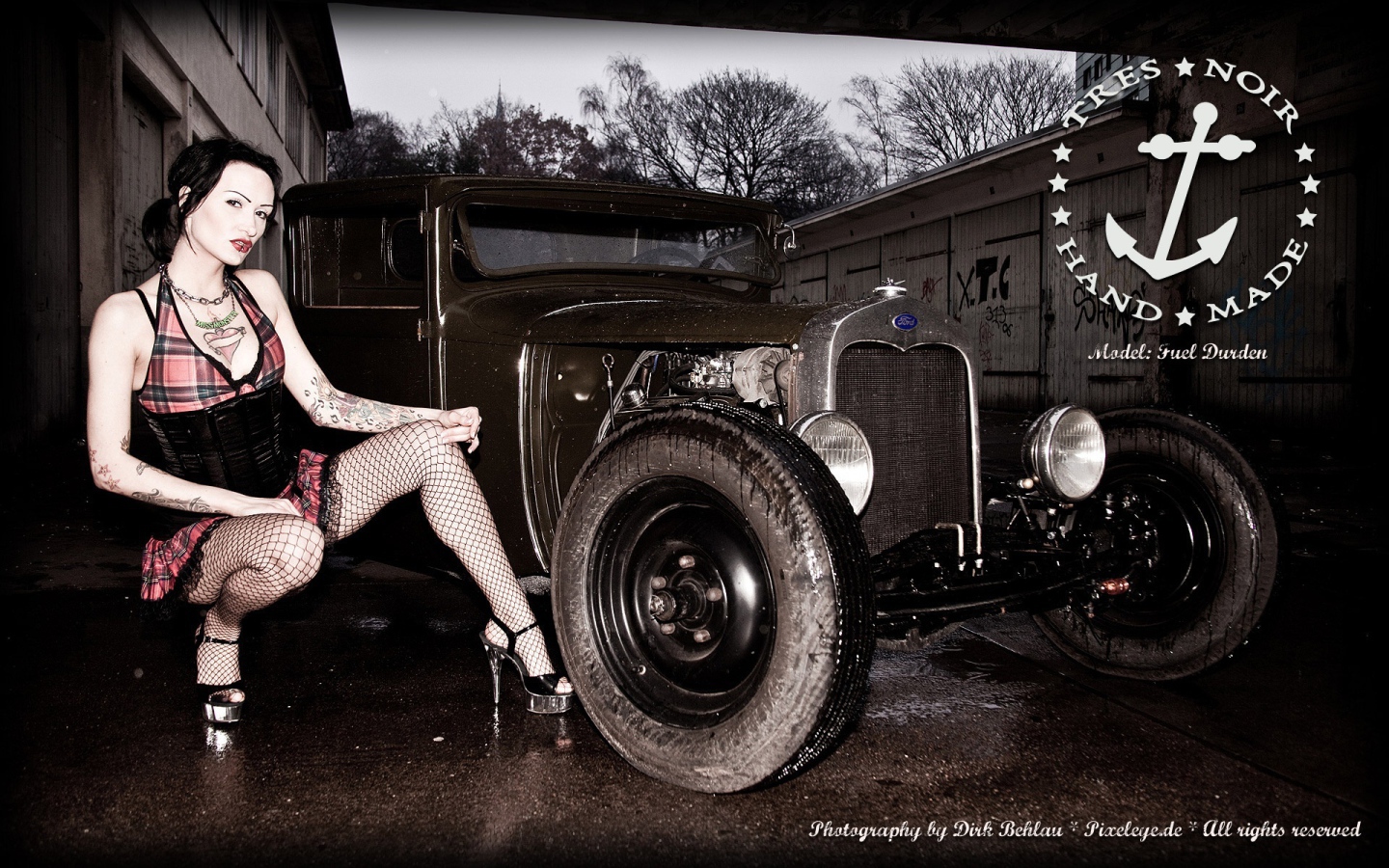 Девушка возле зеленого ретро авто