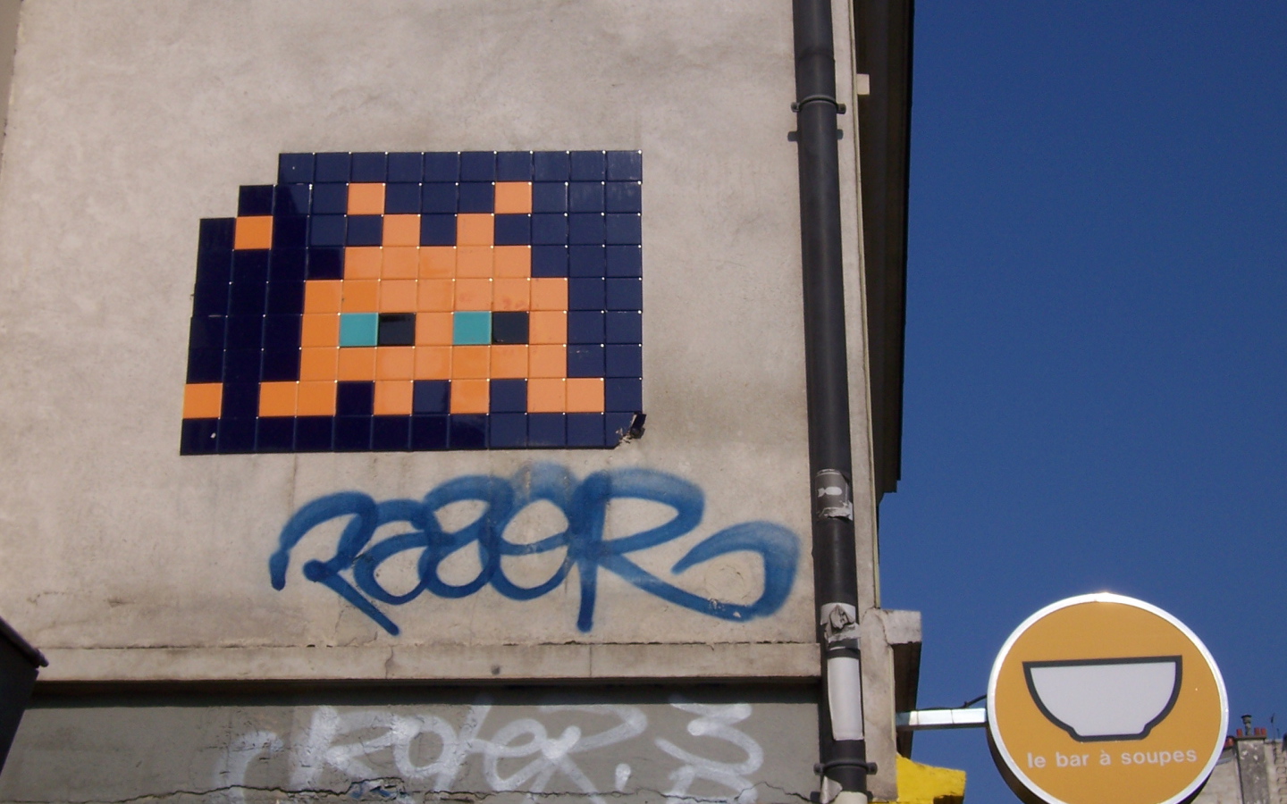 Граффити из плиток на стене