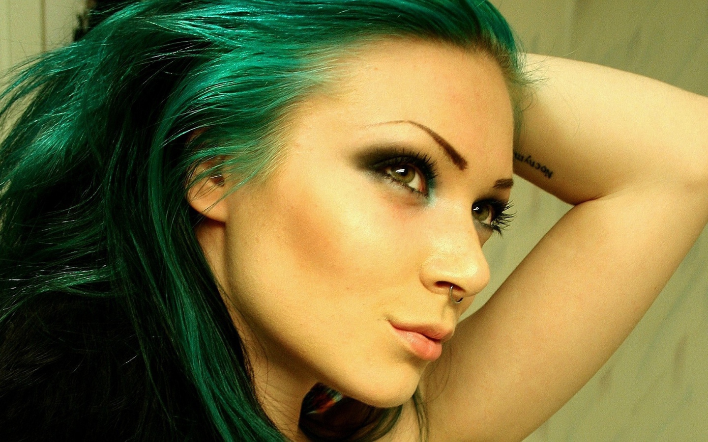 Девушка зеленоволосая с пирсингом в носу и татуировкой на руке