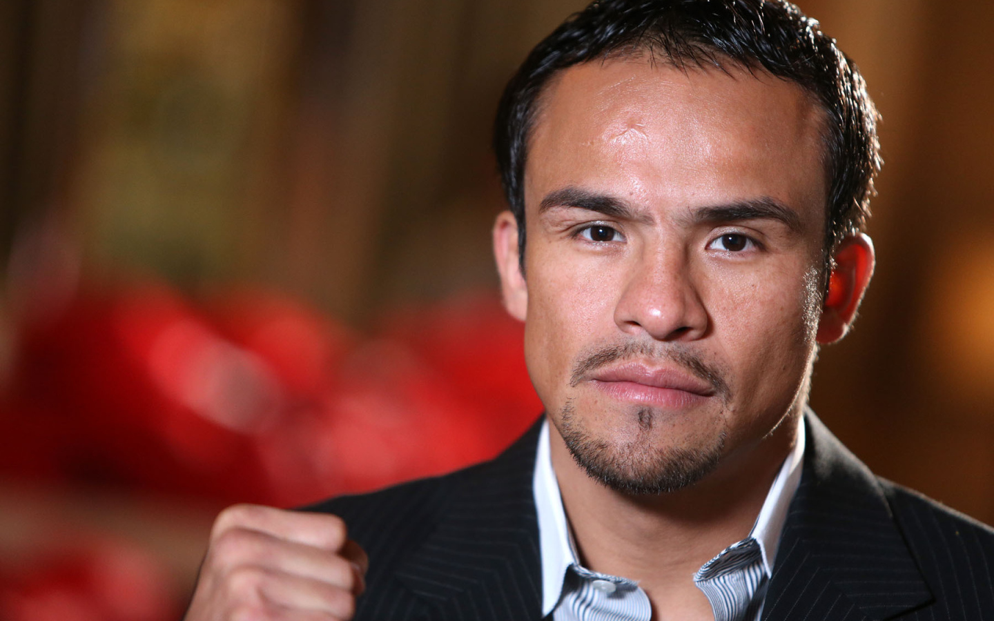 Хуан Мануэль Маркес в черном костюме