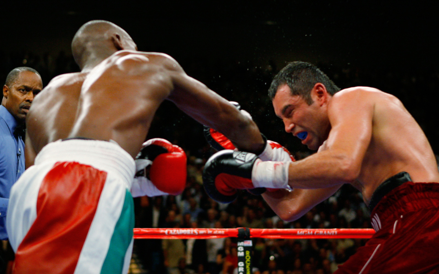 Легендарный боксер Оскар Дела Хойя проигрывает битву