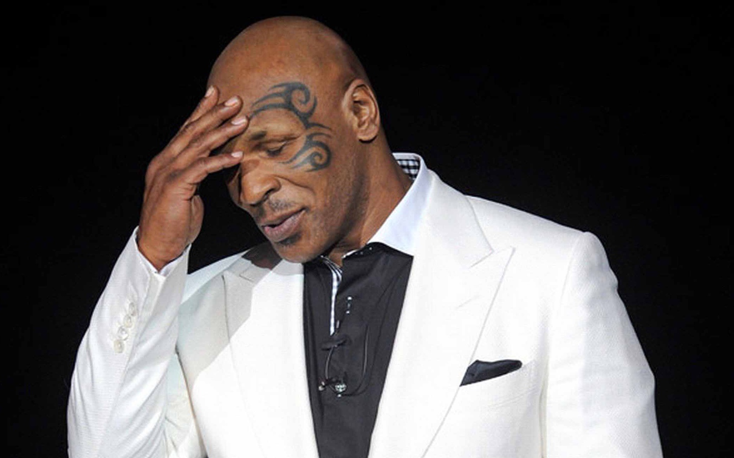 Майк Тайсон в белом костюме