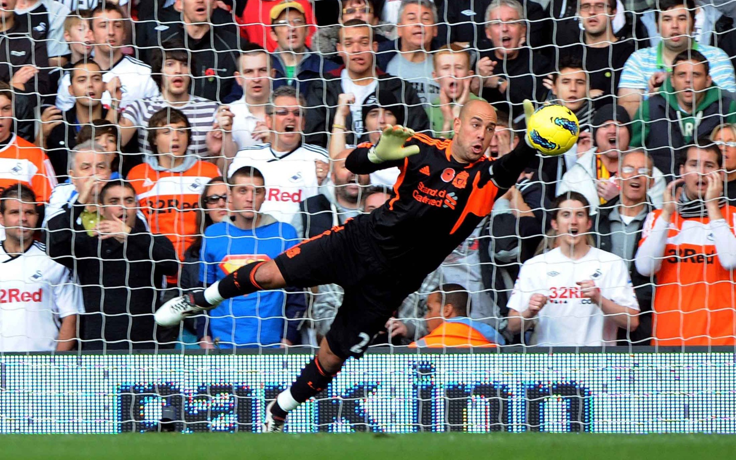 Наполи Пепе Рейна ловит мяч