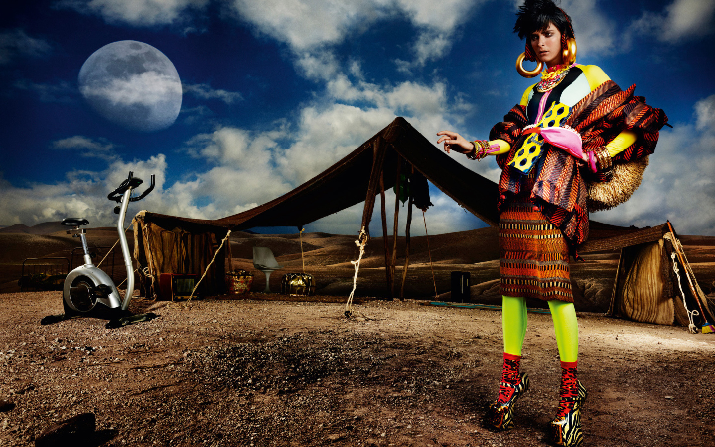 Фотография девушки в яркой одежде