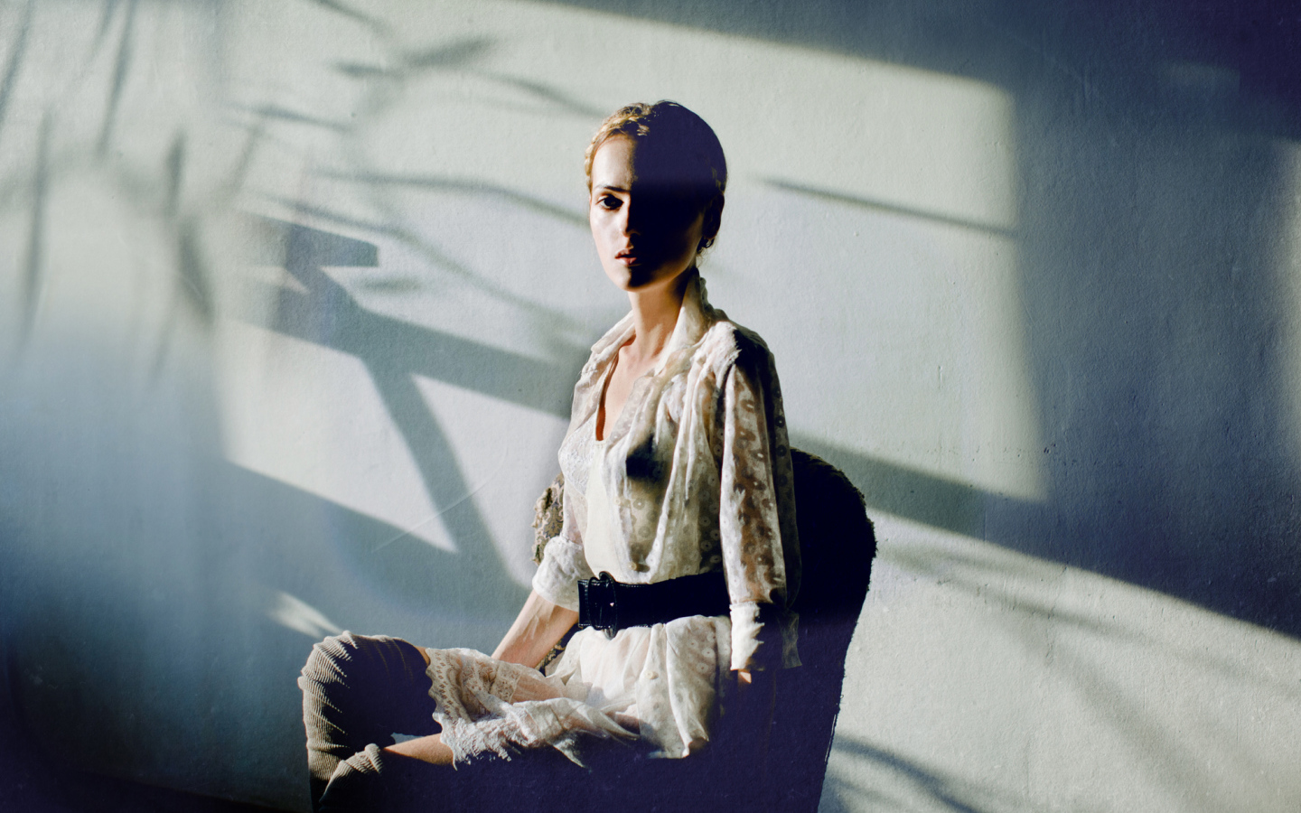 Фотография девушки на фоне белой стены