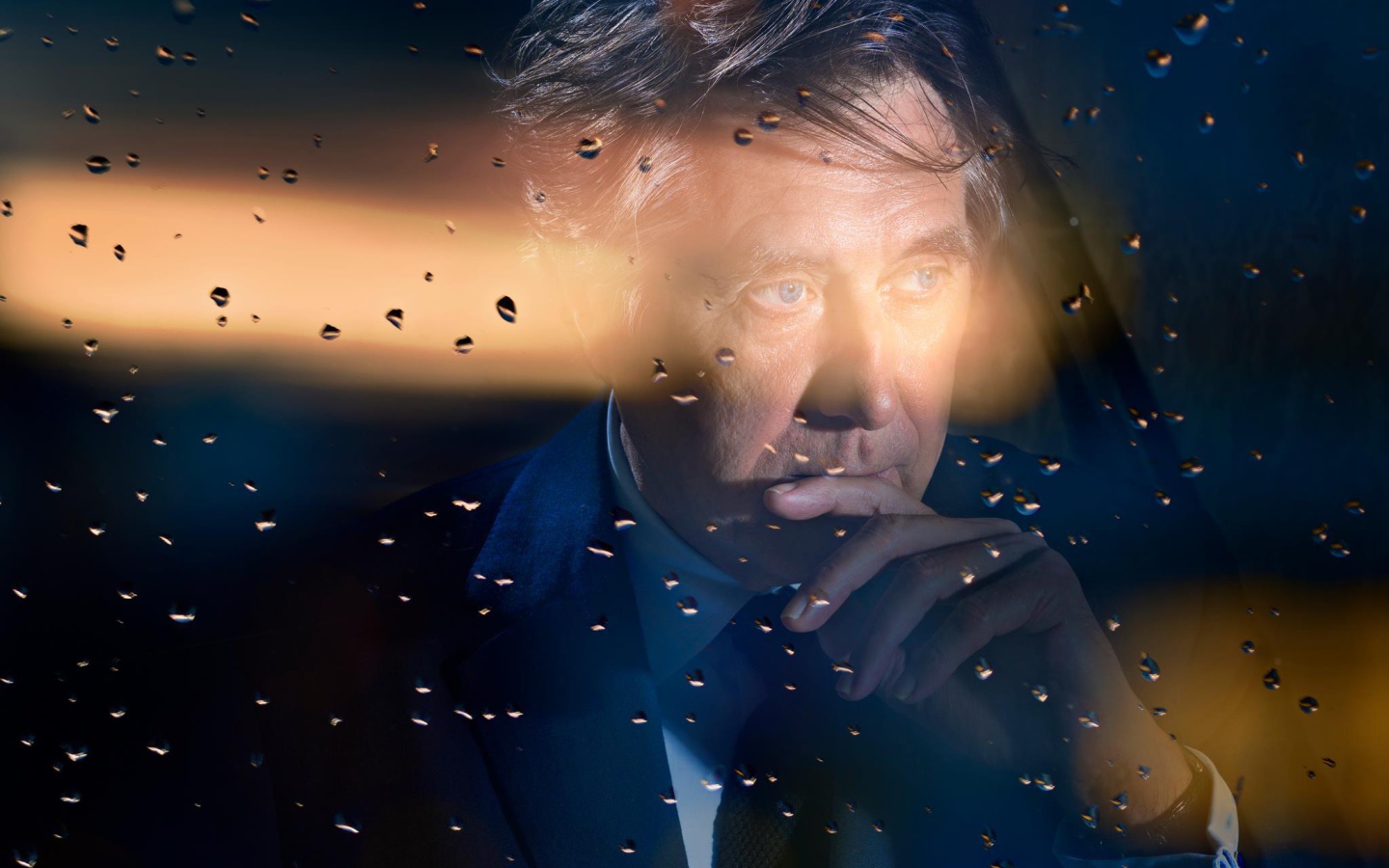 Фотография мужчины через стекло