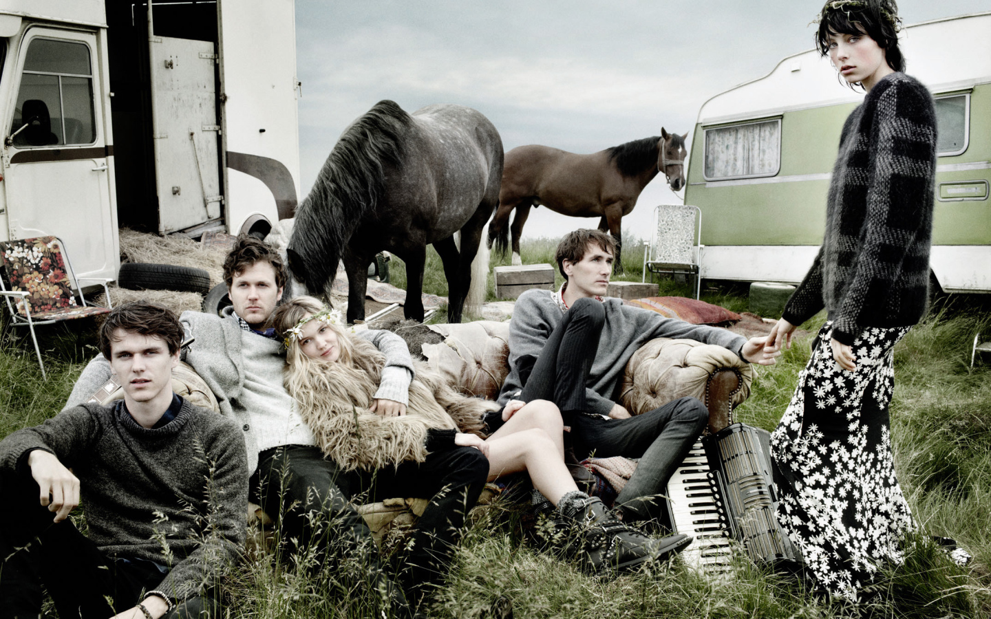 Фотография компании хиппи