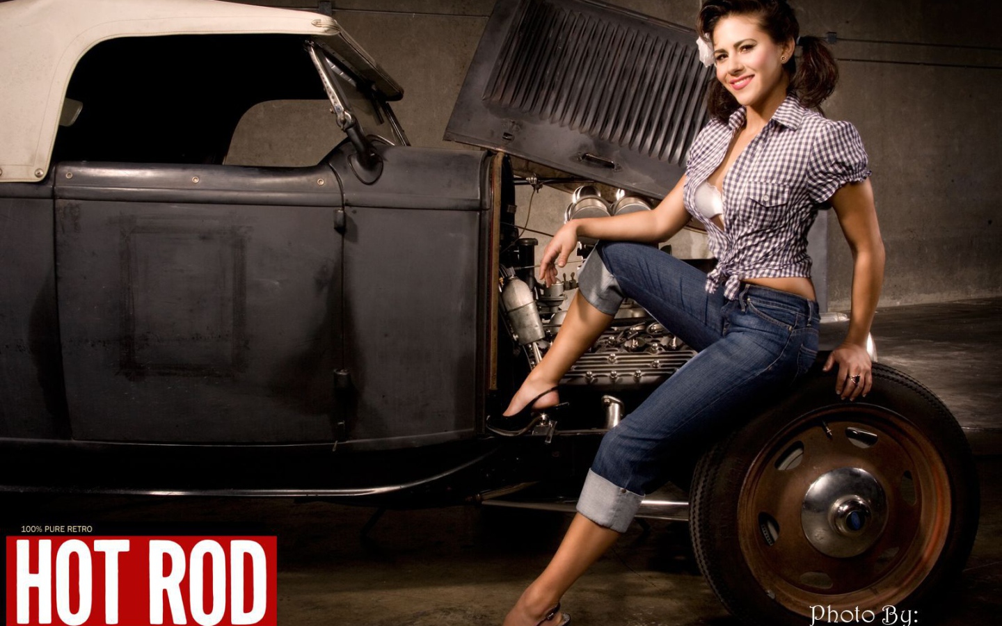 Пин Ап девушка возле классического авто