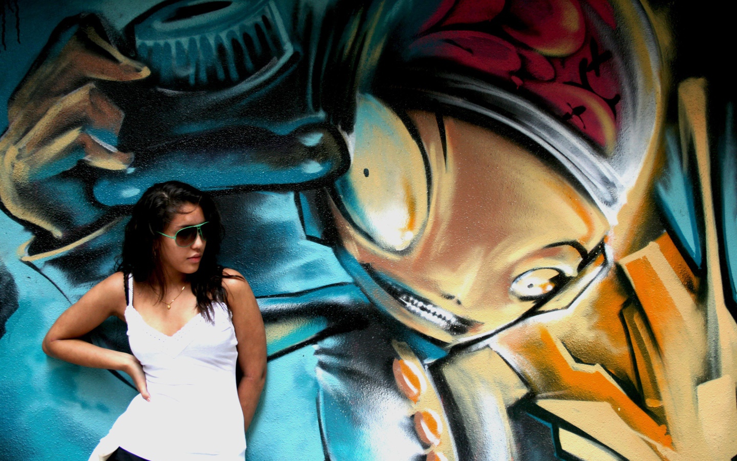 Красивая девушка и яркое граффити