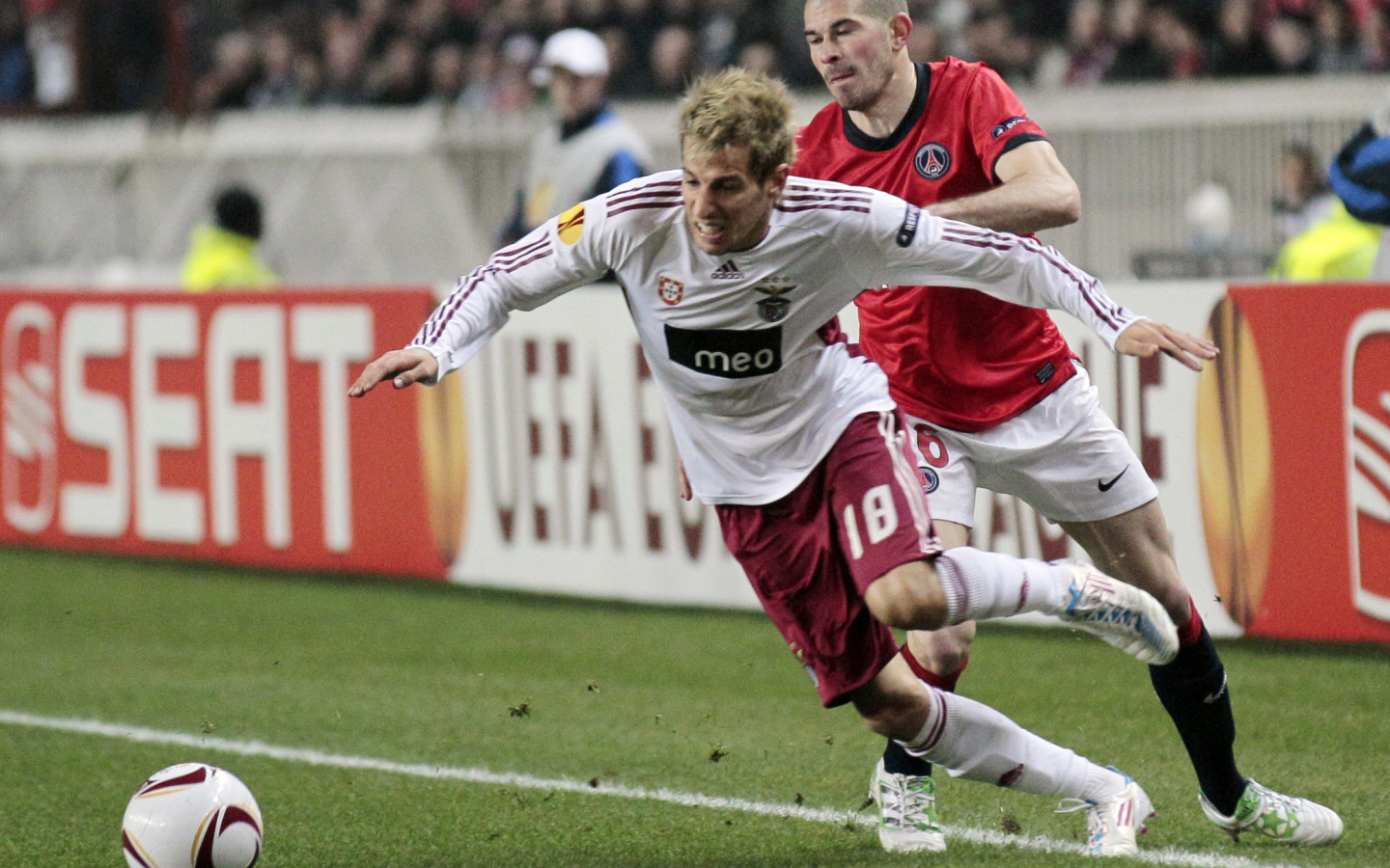 Реал Мадрид Фабиу Коэнтрау борется за мяч