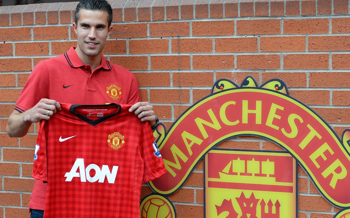 Нападавший игрок Манчестер Юнайтед Робин ван Перси
