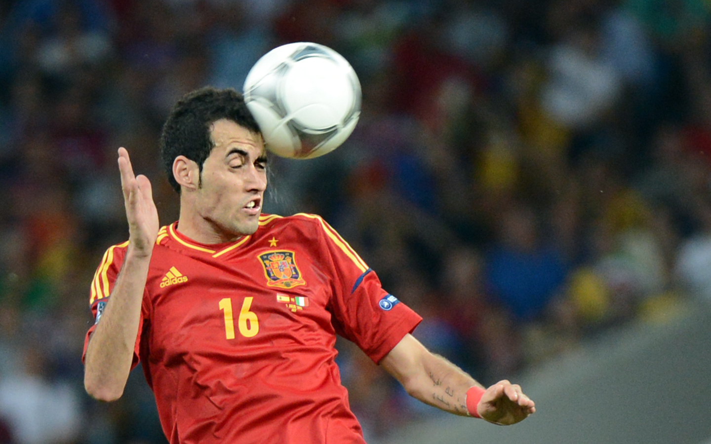 Лучший футболист Барселоны Серхио Бускетс ударяет головой