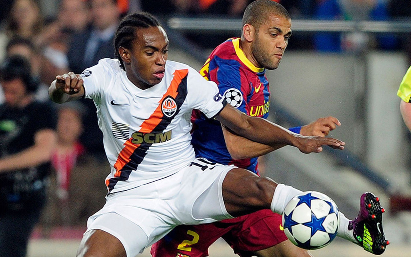 Защитник Барселоны Даниэл Алвес борется за мяч