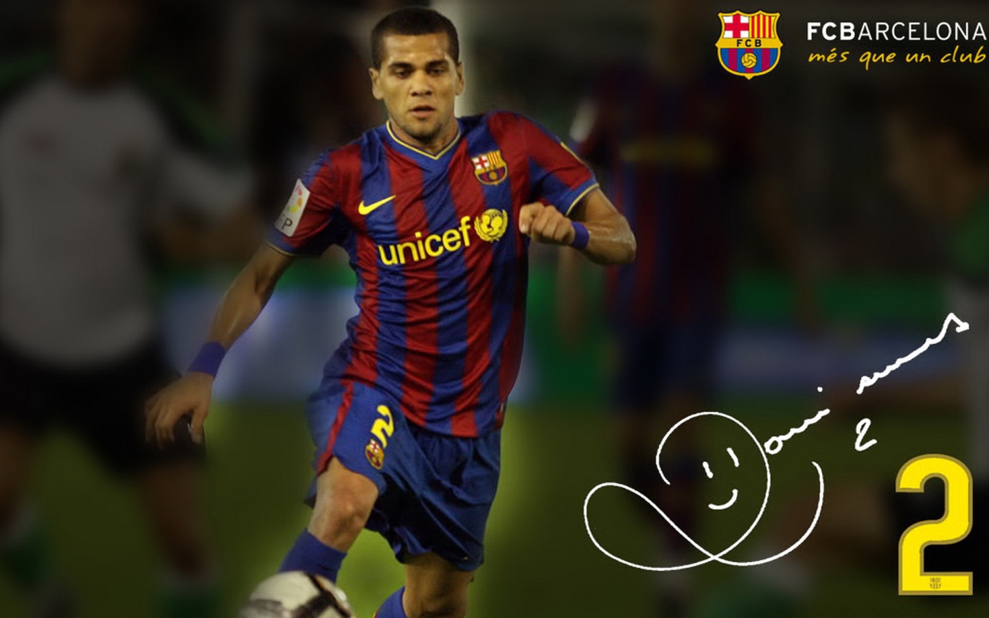 Защищающийся игрок Барселоны Даниэл Алвес