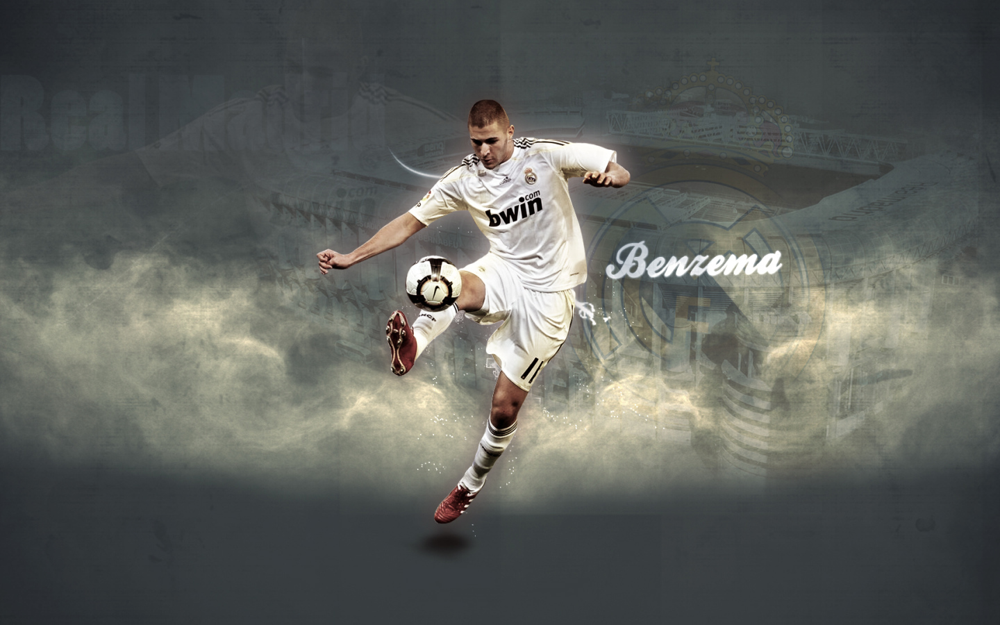 Футболист Реал Мадрида Карим Бензема играет с мячом
