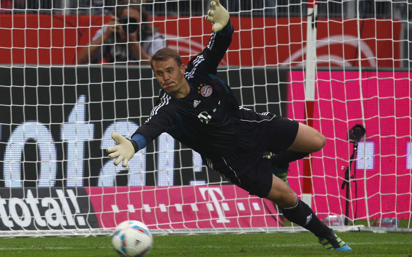 Футболист Баварии Мануэль Нойер ловит мяч