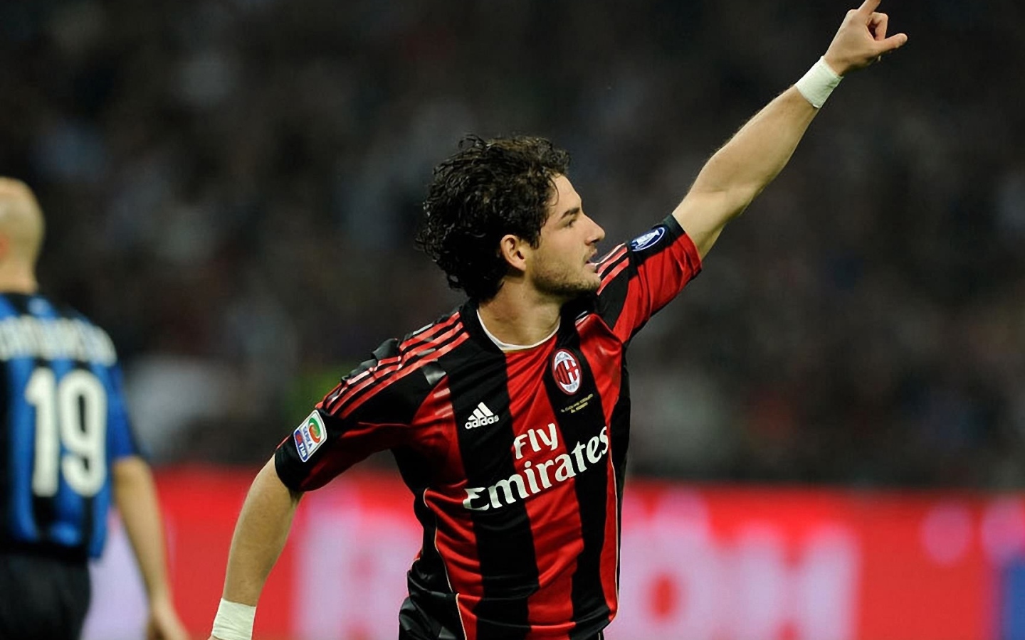  Футболист Коринфянам Алешандре Пато благодарит болельщиков