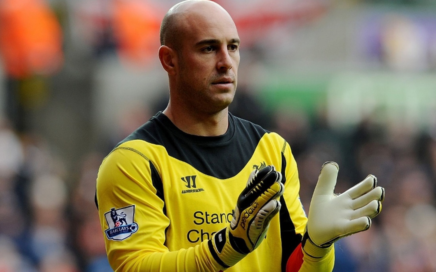 Футболист Наполи Пепе Рейна аплодирует