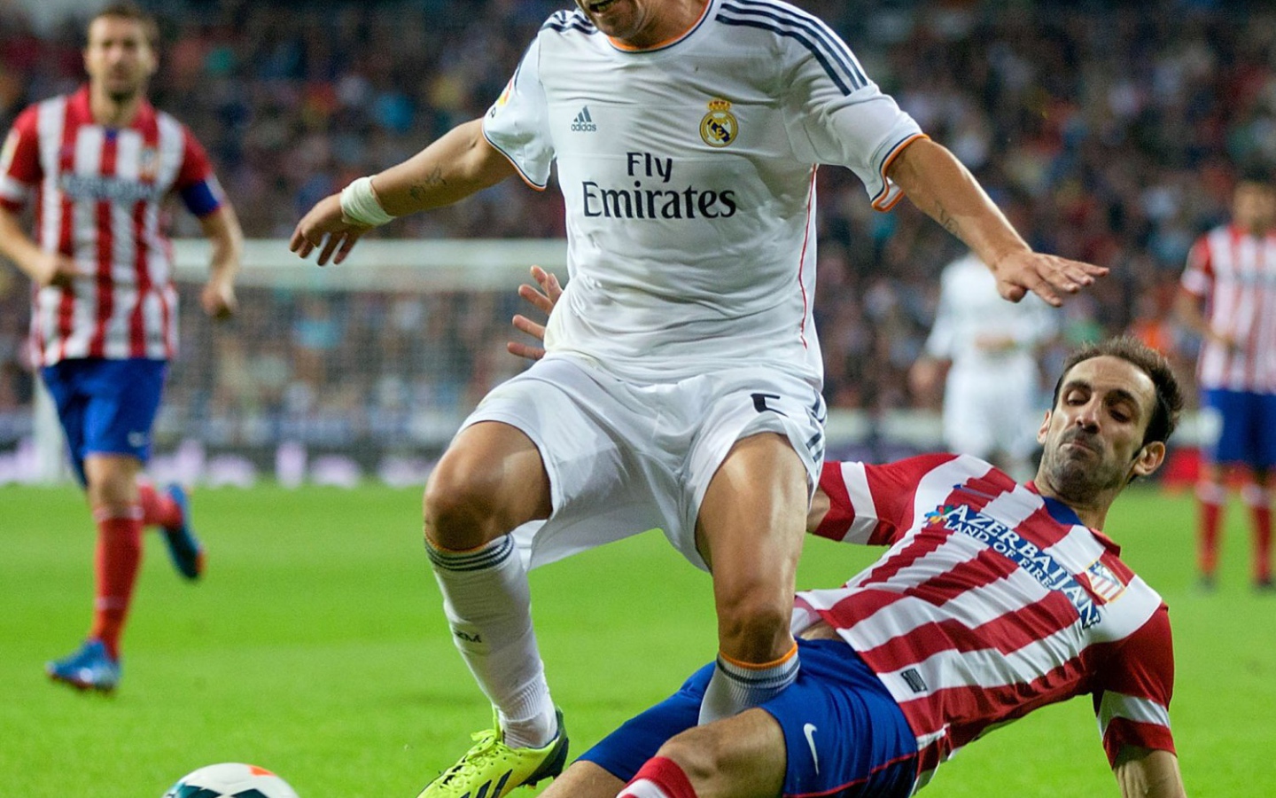  Футболист Реал Мадрид Фабиу Коэнтрау борется за мяч