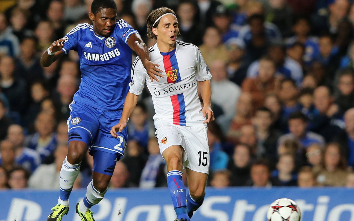  Нападающий Челси Самуэль Это'О борется за мяч