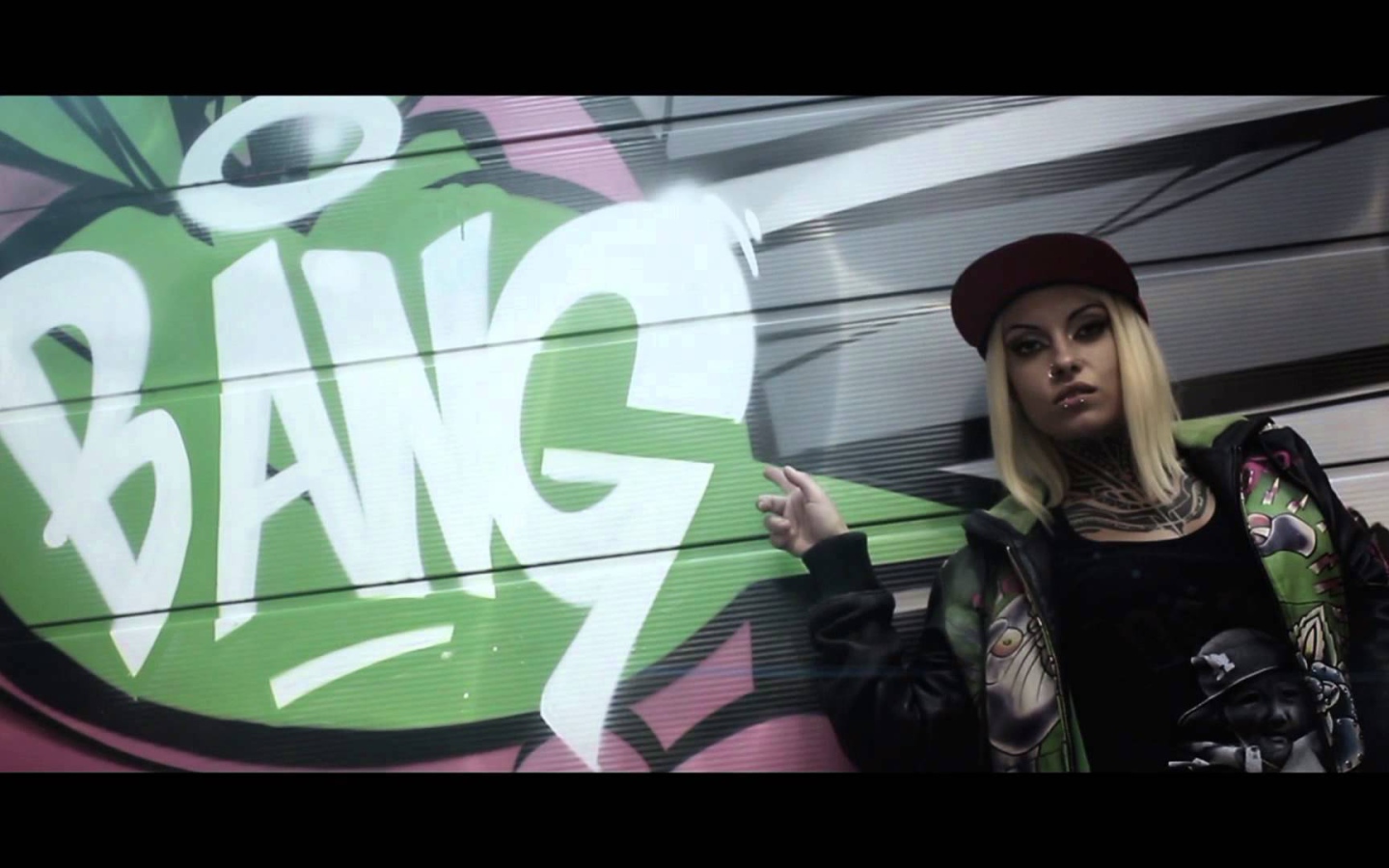 Девушка и надпись на стене Bang, swag