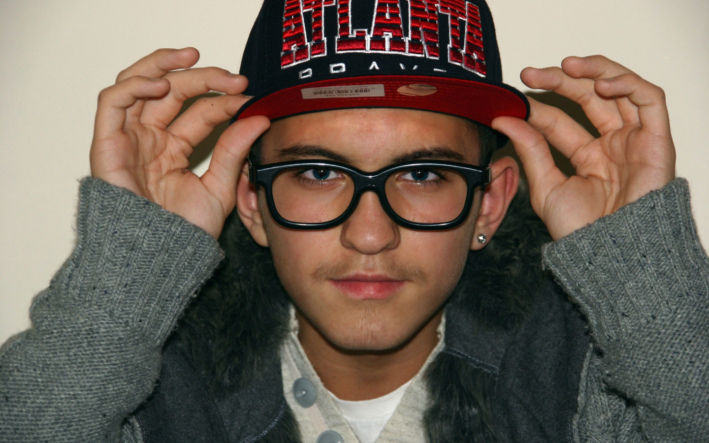 Парень в кепке atlanta, swag