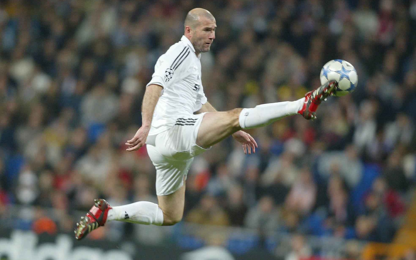 Легенда футбола Зинедин Зидан бьет мяч