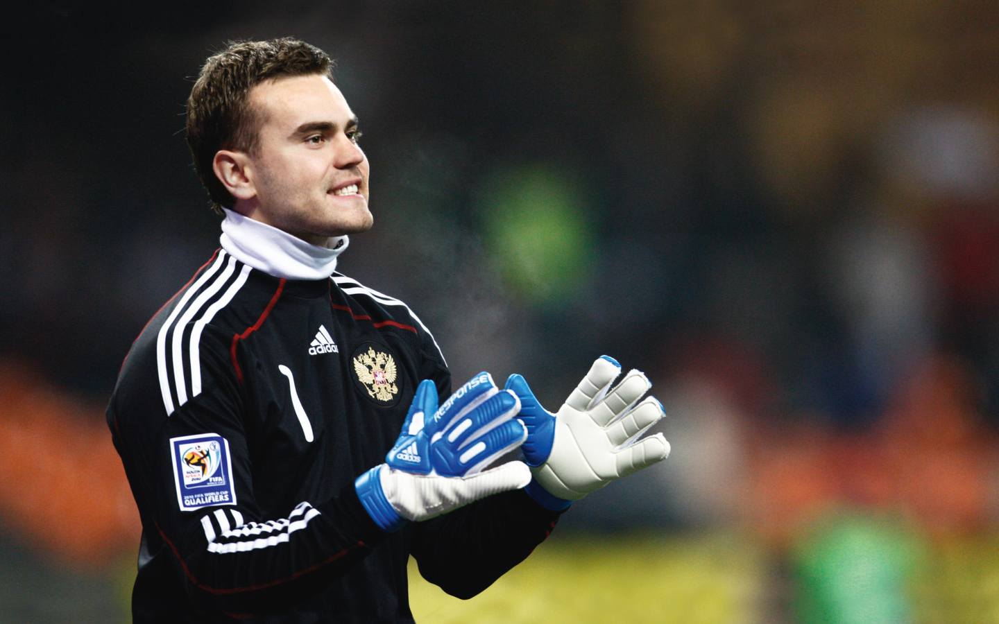 Игрок московского ЦСКА Игорь Акинфеев ловит мяч