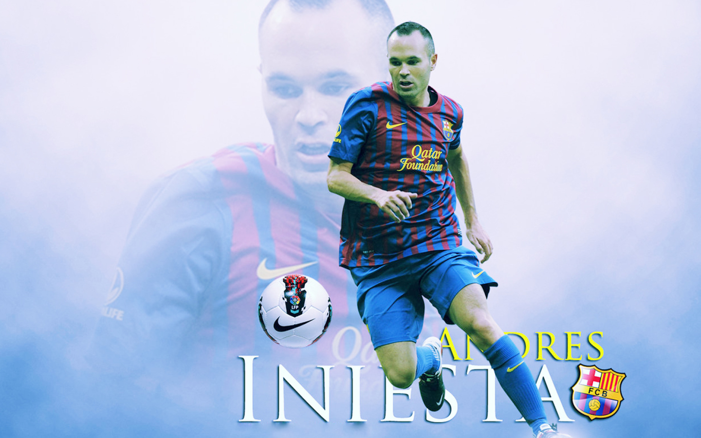 Игрок Барселоны Андрес Иньеста с мячом