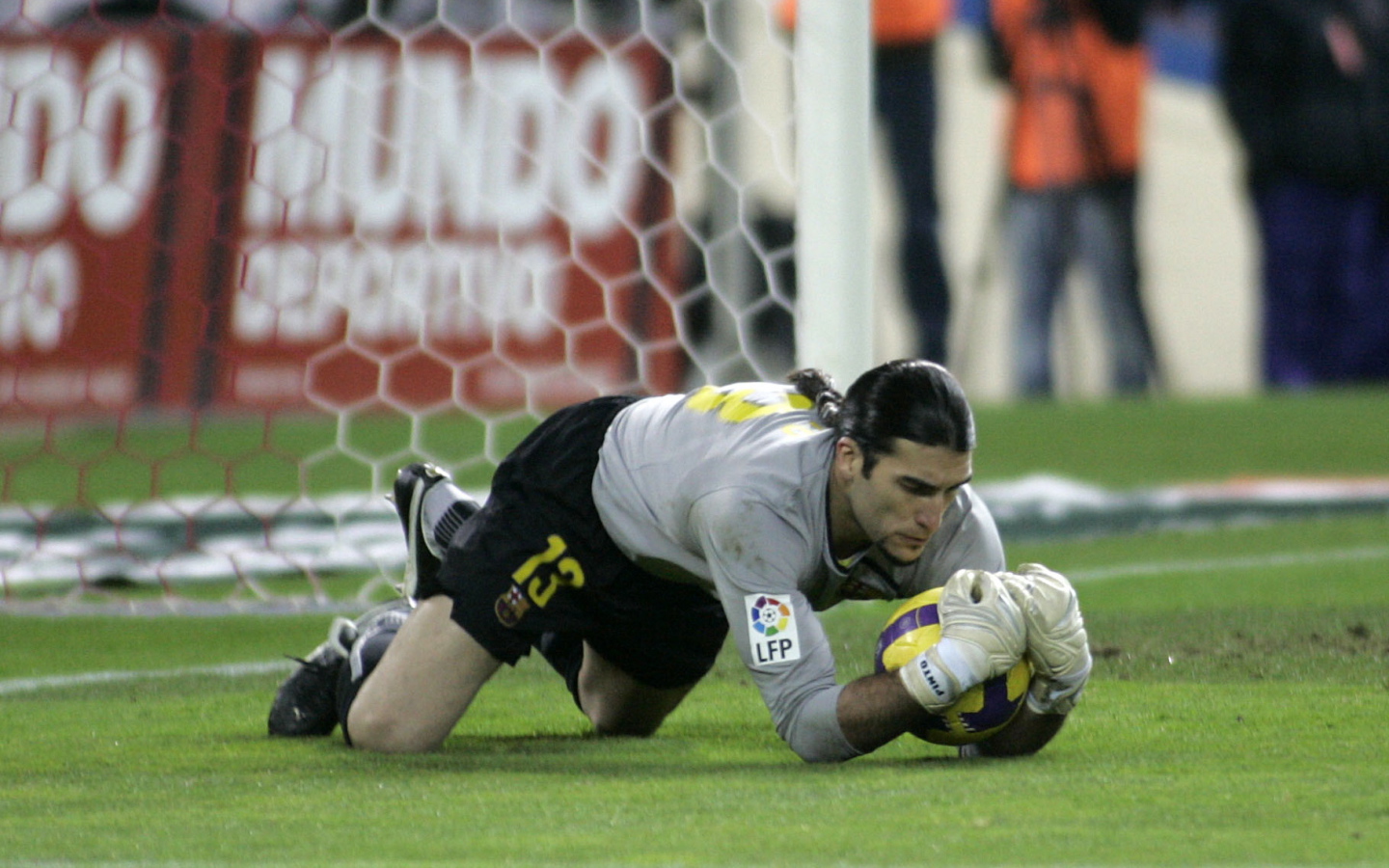 Игрок Барселоны Хосе Пинто является ловит мяч